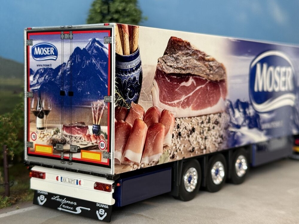 Tekno Tekno Volvo FH04 Globetrotter XL 4x2 with 3-axle reefer trailer LECHNER