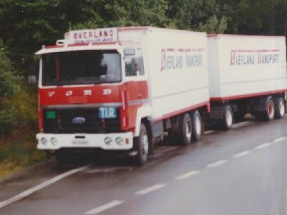 Tekno Tekno Ford Transcontinental motorwagen met 3-assige aanhanger OVERLAND