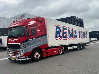 WSI WSI Volvo FH4 Globetrotter 4x2 with 3-axle box trailer N.C. CHRISTENSEN & SONNER