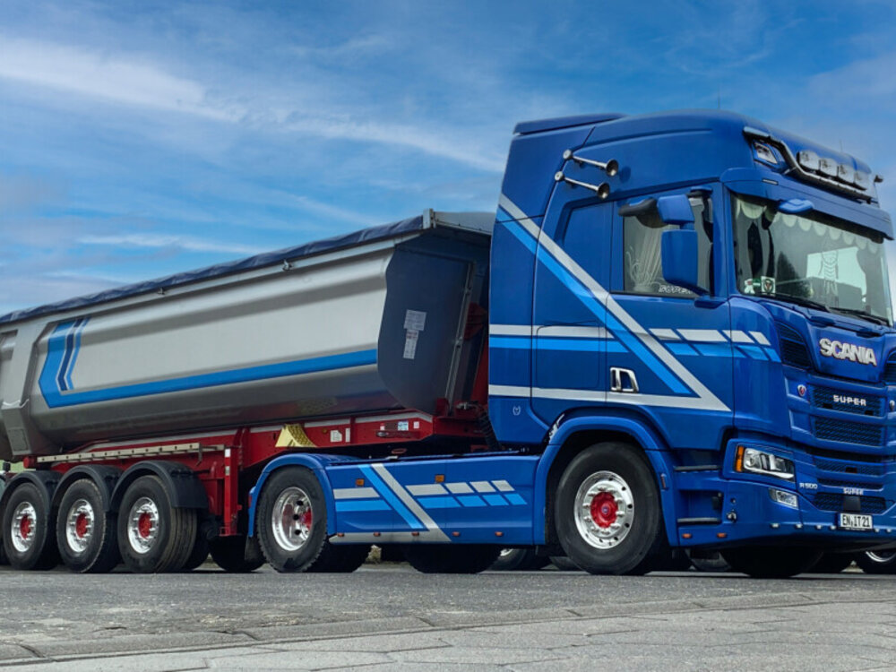 WSI WSI Scania R Highline 4x2 + 3-axle half pipe tipper trailer AUGST