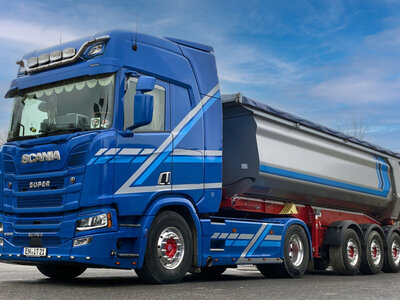 WSI WSI Scania R Highline 4x2 + 3-axle half pipe tipper trailer AUGST