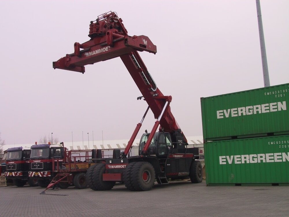 Mammoet store IMC container reach stacker MAMMOET