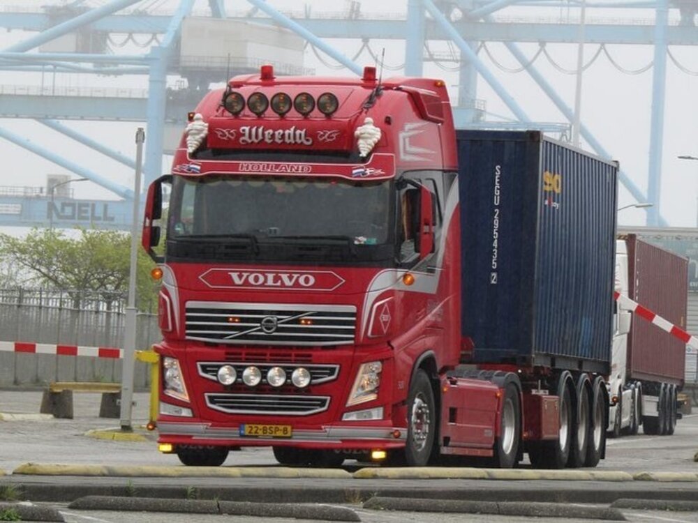Tekno Tekno Volvo FH04 Globetrotter XL 4x2 set WEEDA