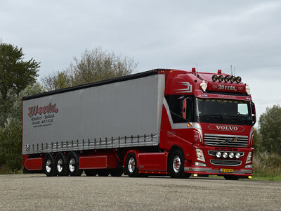 Tekno Tekno Volvo FH04 Globetrotter XL 4x2 set WEEDA