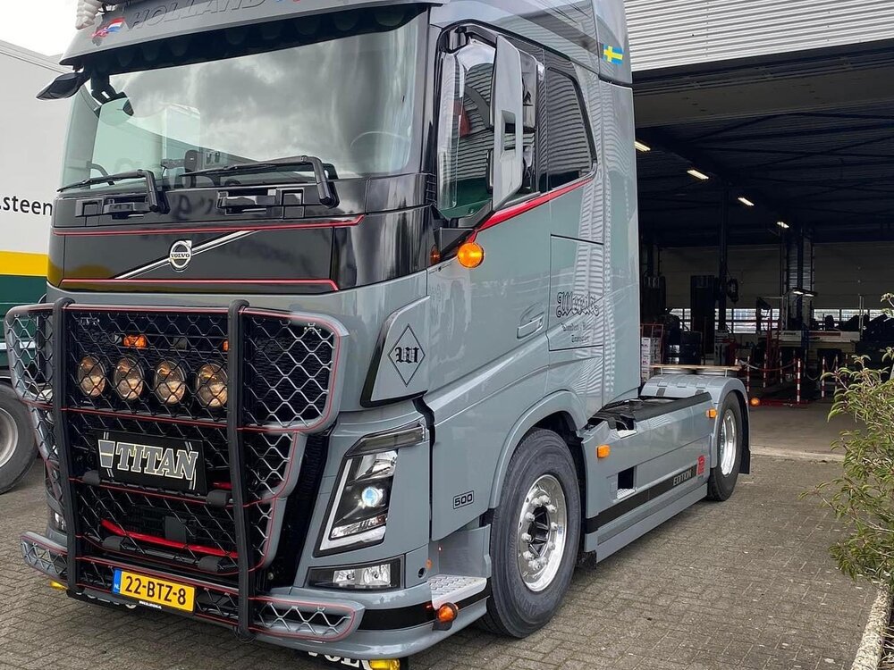 Tekno Tekno Volvo FH04 Globetrotter XL 4x2 set WEEDA