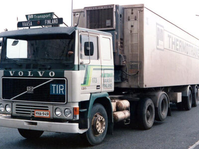 WSI WSI Volvo F10 6x2 with 2-axle classic reefer trailer P. NYHOLM Thermotrans