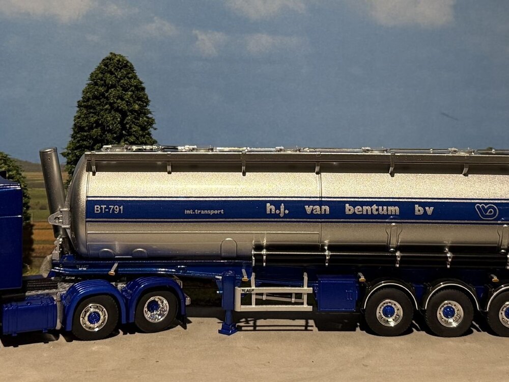 WSI  WSI Scania R highline 6x2 with 3-axle tipper bulk trailer H.J. VAN BENTUM