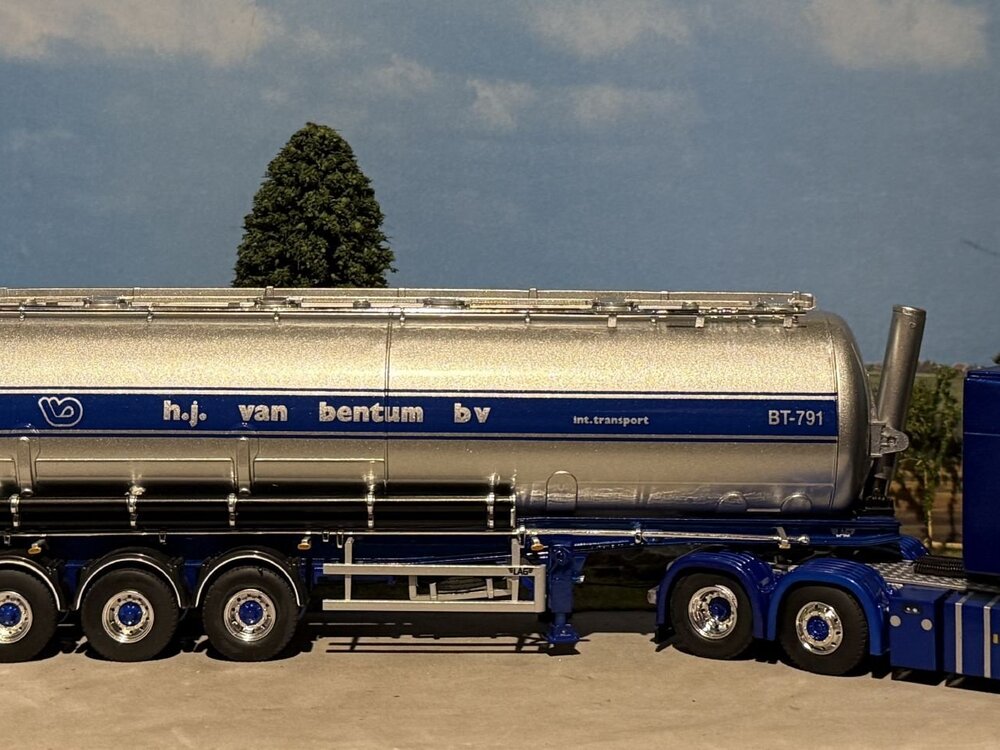 WSI  WSI Scania R highline 6x2 with 3-axle tipper bulk trailer H.J. VAN BENTUM