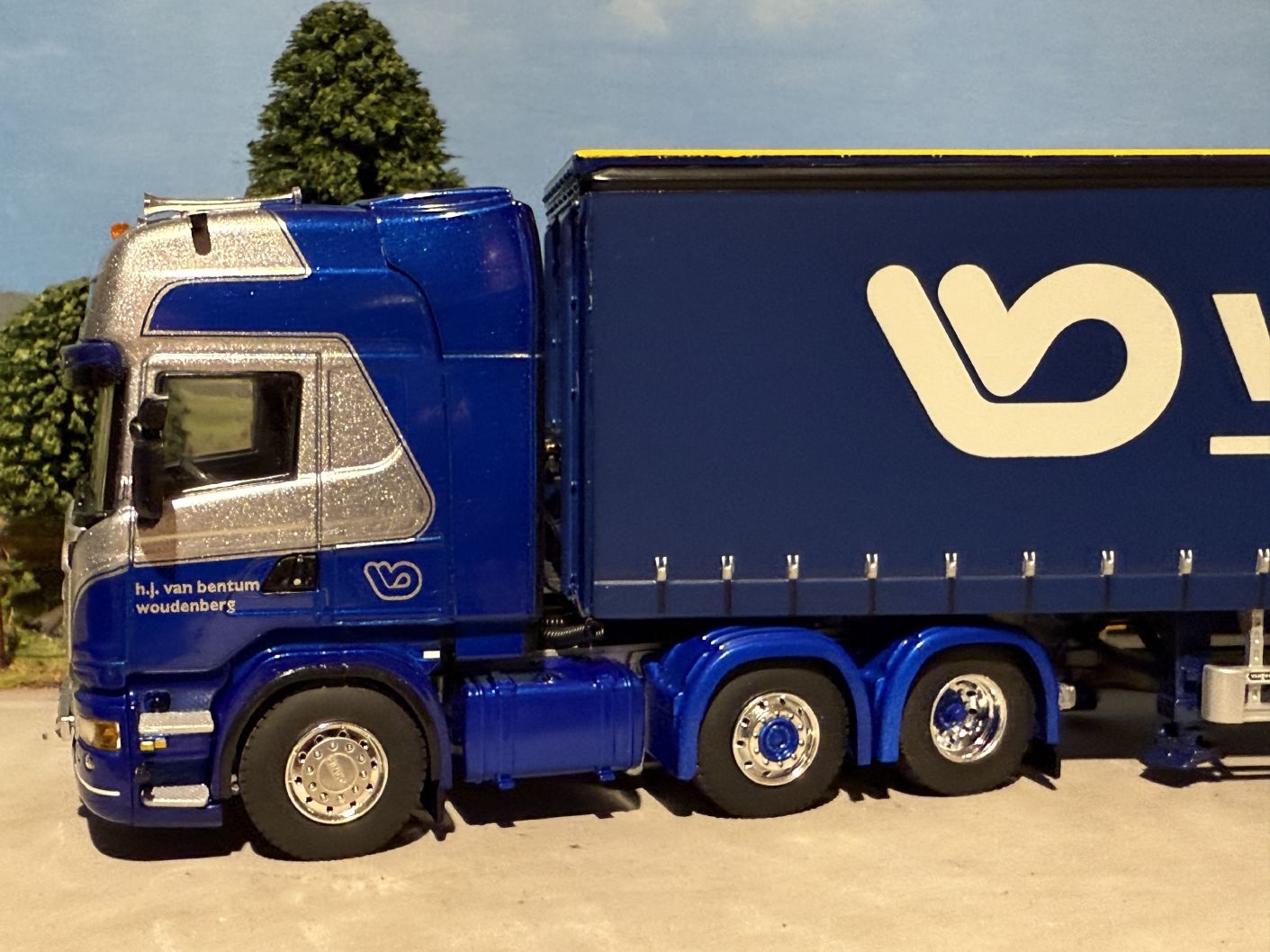 WSI Scania R Topline 6x2 met 3-assige schuifzeilen oplegger WSI Scania R Topline 6x2 met 3-assige schuifzeilen oplegger