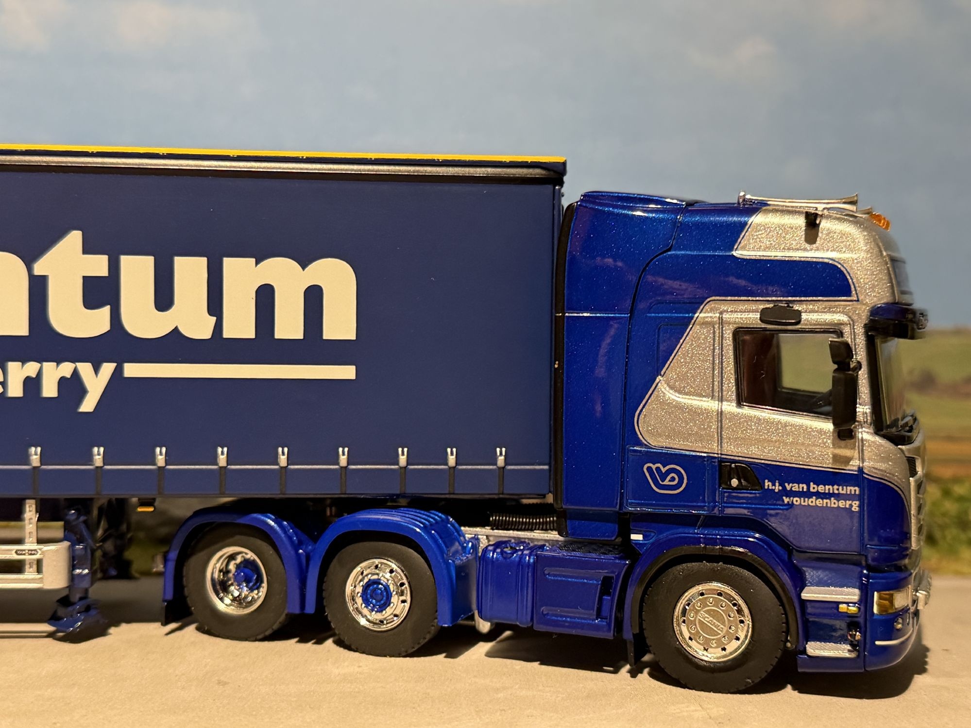 WSI Scania R Topline 6x2 met 3-assige schuifzeilen oplegger WSI Scania R Topline 6x2 met 3-assige schuifzeilen oplegger