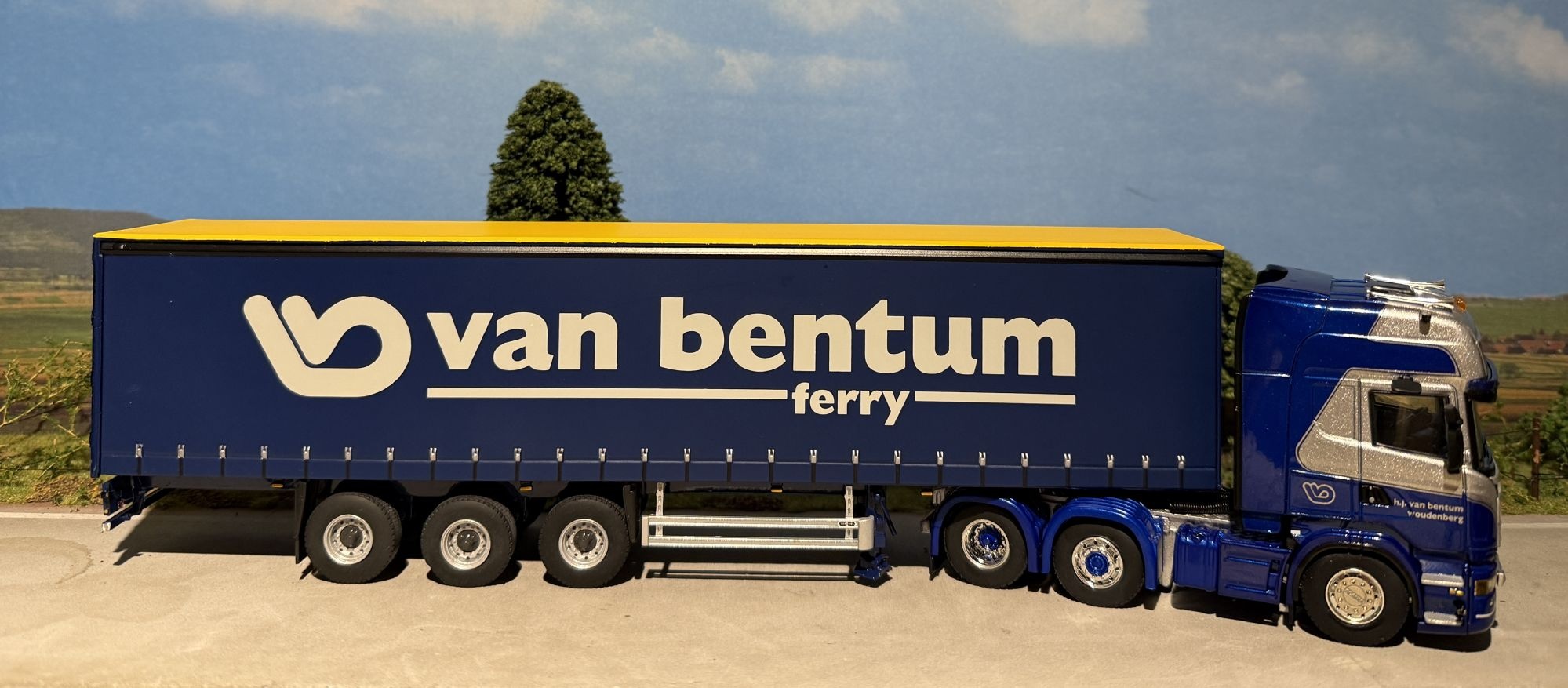 WSI Scania R Topline 6x2 met 3-assige schuifzeilen oplegger WSI Scania R Topline 6x2 met 3-assige schuifzeilen oplegger