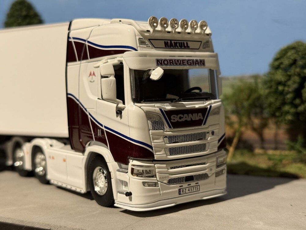 WSI WSI Scania R Highline 6x2 with 3-axle box trailer HAKULL