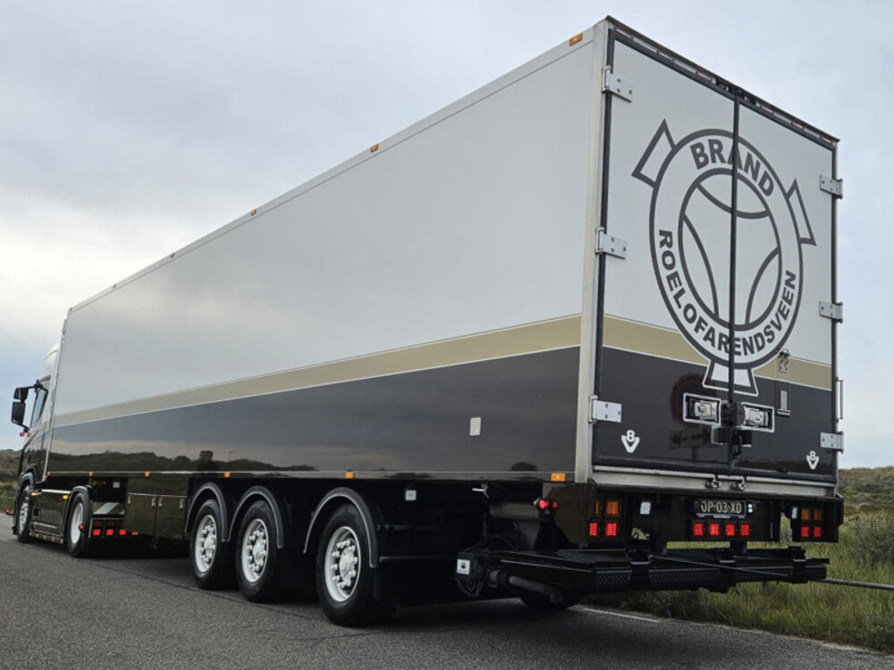 WSI WSI Scania R Highline 4x2 with 3-axle tridec reefer trailer BRAND TRANSPORT