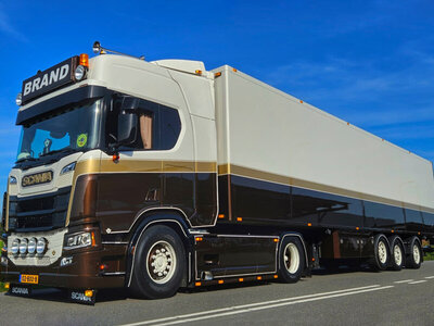 WSI WSI Scania R Highline 4x2 with 3-axle tridec reefer trailer BRAND TRANSPORT