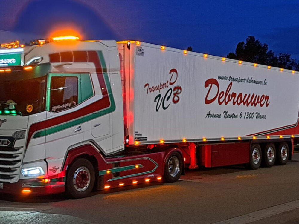 WSI WSI DAF XG+ 4x2 with 3-axle reefer trailer TRANSPORT DEBROUWER