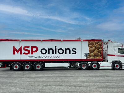 WSI WSI Scania R Normal 6x2 + 3-axle twin steer belt trailer MSP ONIONS
