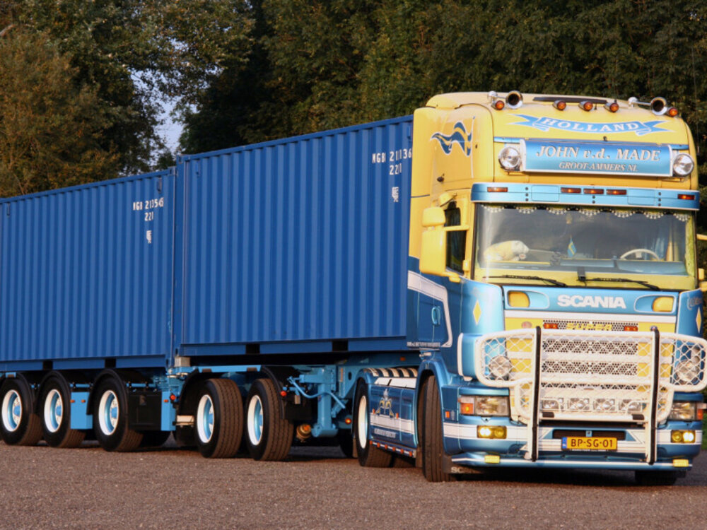 WSI WSI Scania 4-serie Topline 4x2 with 5-axle 2connect combi trailer + 2x 20ft container JOHN V. D. MADE