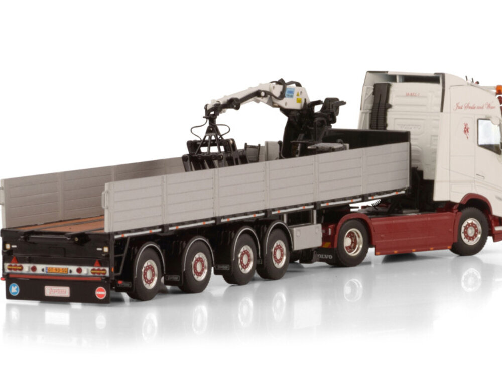 WSI WSI Volvo FH5 Globetrotter 4x2 with 4-axle brick trailer VAN RHOON