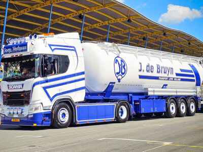 WSI WSI Scania R Highline 4x2 met 3-assige tipper bulk trailer JOEY VERBAAN