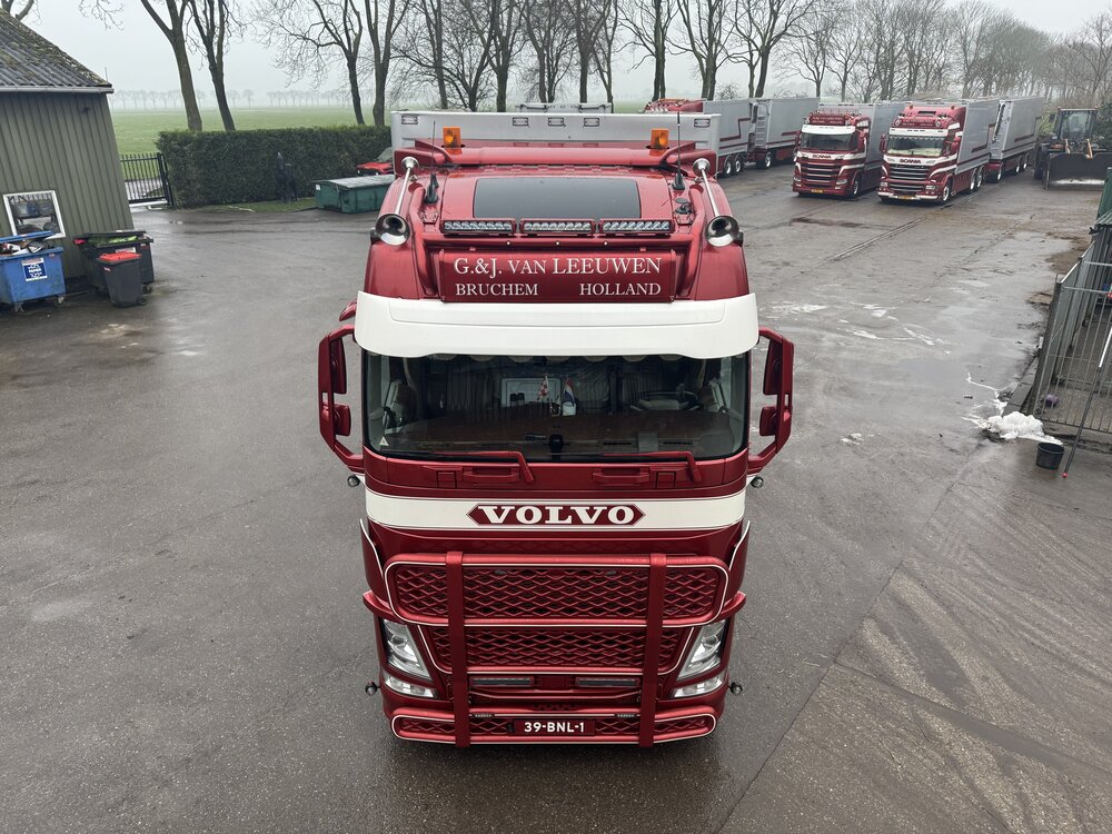 Tekno Tekno Volvo FH04 Globetrotter met open bakken en laadkraan G & J VAN LEEUWEN
