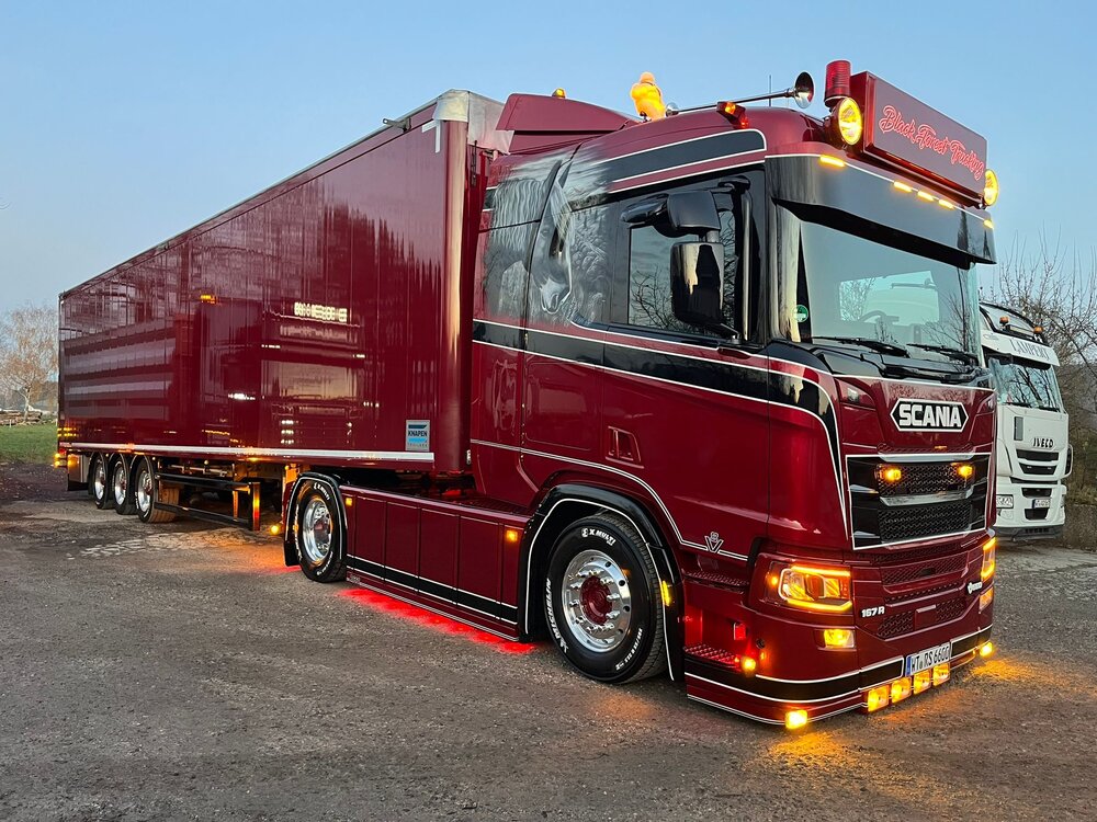Tekno Tekno Scania Next Gen R 4x2 met 3-as walking floor trailer BLACK FOREST TRUCKING