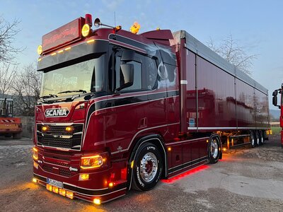 Tekno Tekno Scania Next Gen R 4x2 met 3-as walking floor trailer BLACK FOREST TRUCKING