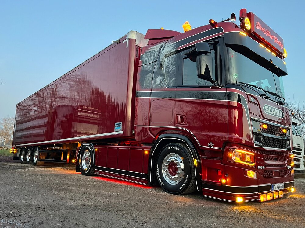 Tekno Tekno Scania Next Gen R 4x2 met 3-as walking floor trailer BLACK FOREST TRUCKING