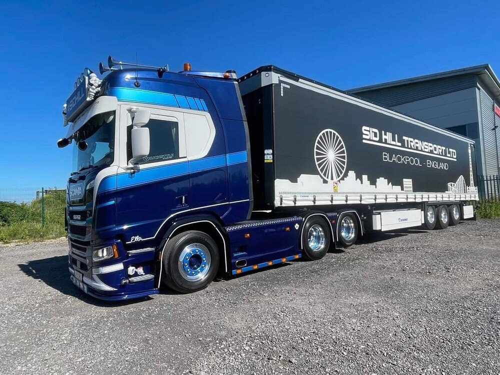 Tekno Tekno Scania NGR Highline 6x2 met 3-assige schuifzeilen oplegger SID HILL