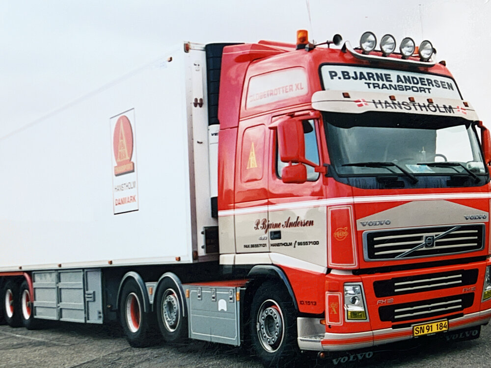 Tekno Tekno Volvo FH02 Globetrotter XL 6x2 met 3-assige koeloplegger P. BJARNE ANDERSEN