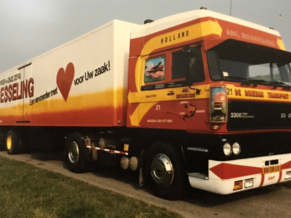 WSI WSI DAF 3300 Space Cab 4x2 met classic 2-as box trailer DRIEBAN