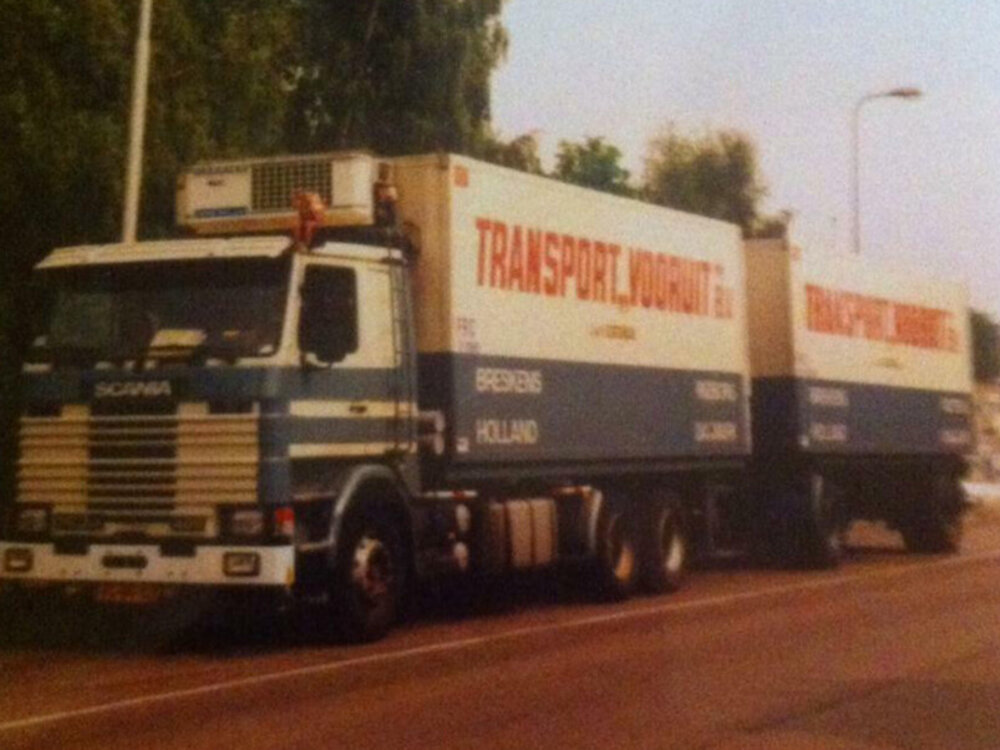 WSI WSI Scania 143H rigid truck with 2-axle trailer TRANSPORT VOORUIT