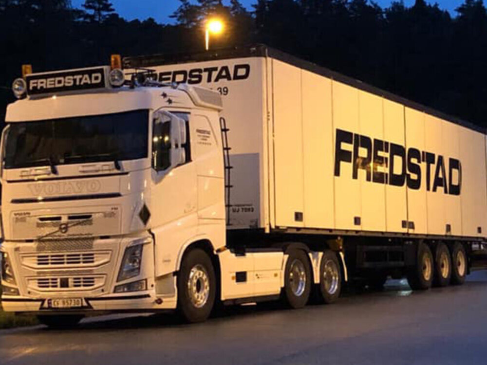 WSI WSI Volvo FH4 Sleeper cab 6x2 with 3-axle reefer trailer FREDSTAD