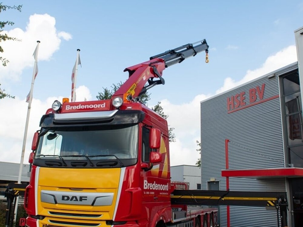 WSI WSI DAF XF Space Cab 8X2 flatbed rigid flatbed truck + Palfinger PK65002 SH BREDENOORD
