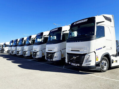 WSI WSI Volvo FH Aero Globetrotter  4x2 met 3-assige koeloplegger J. CARRION