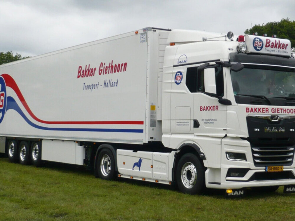WSI WSI MAN TGX GM 4x2 with 3-axle reefer trailer BAKKER GIETHOORN