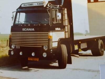 Tekno Tekno Scania 111 motorwagen met 2-as flatbed trailer PLOKKER PALLETS