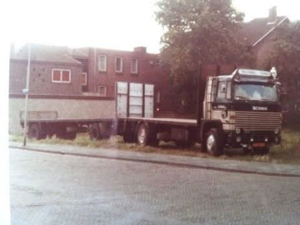 Tekno  Tekno Scania 111 rigid truck with 2-axle flatbed trailer PLOKKER PALLETS