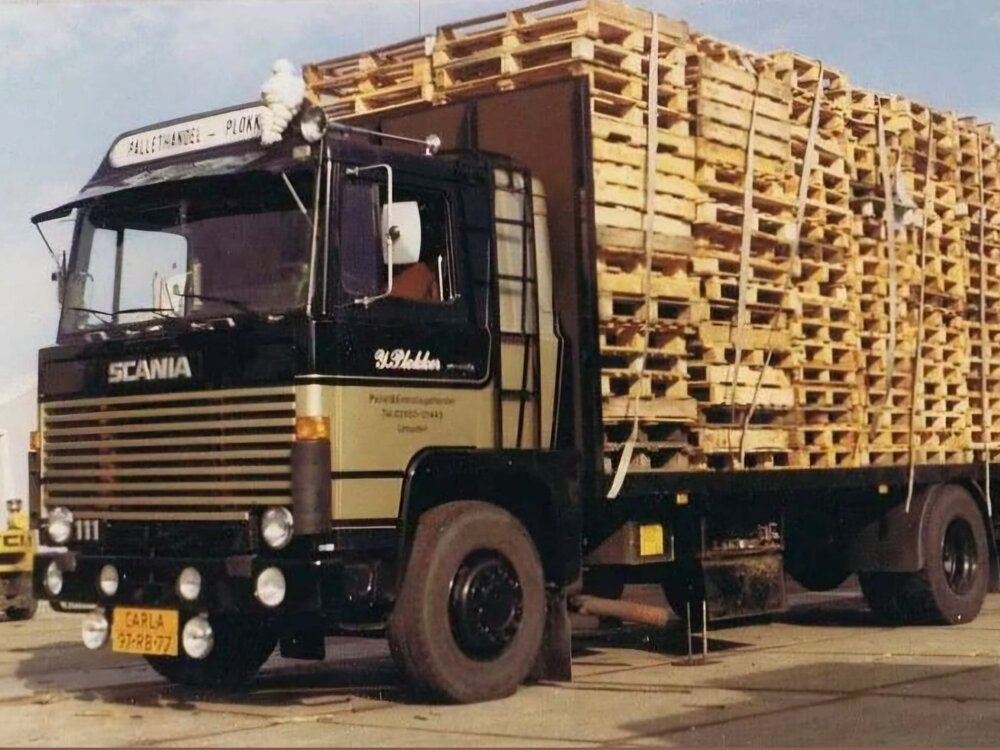 Tekno Tekno Scania 111 motorwagen met 2-as flatbed trailer PLOKKER PALLETS