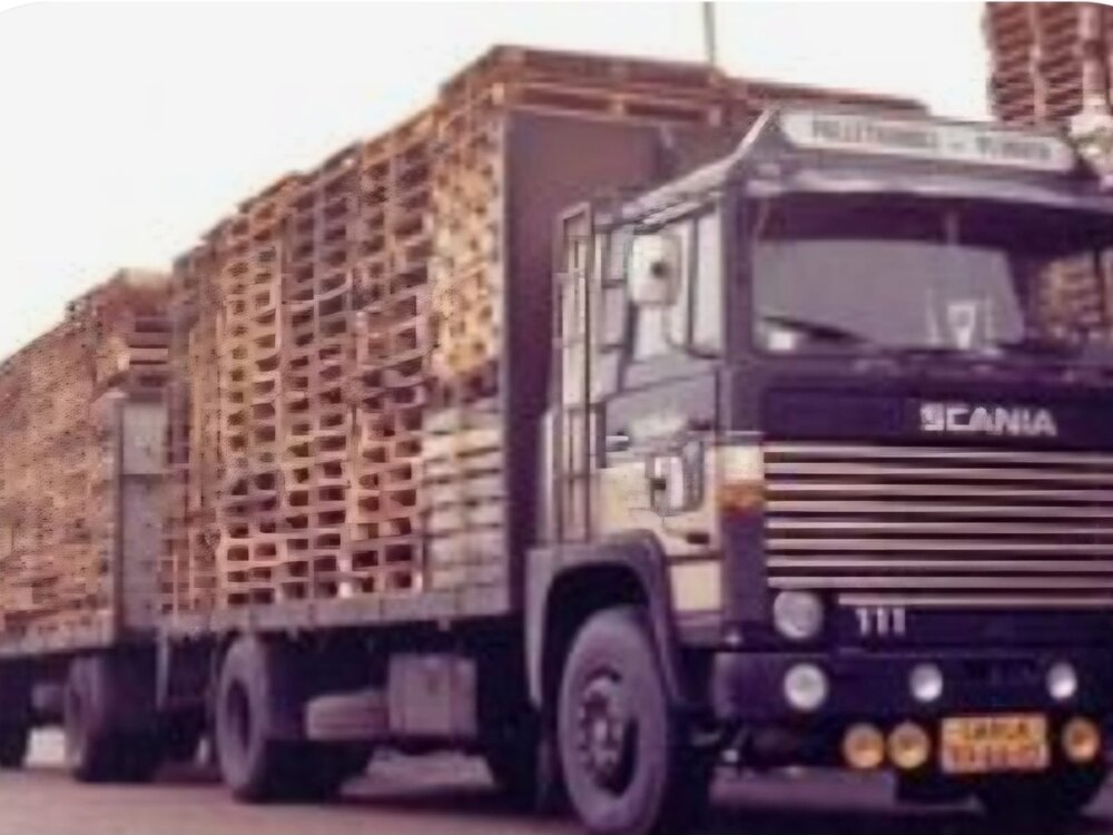 Tekno Tekno Scania 111 motorwagen met 2-as flatbed trailer PLOKKER PALLETS