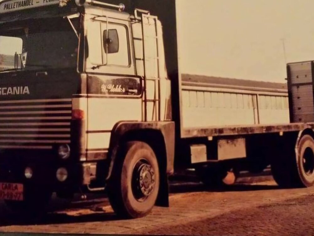 Tekno  Tekno Scania 111 rigid truck with 2-axle flatbed trailer PLOKKER PALLETS