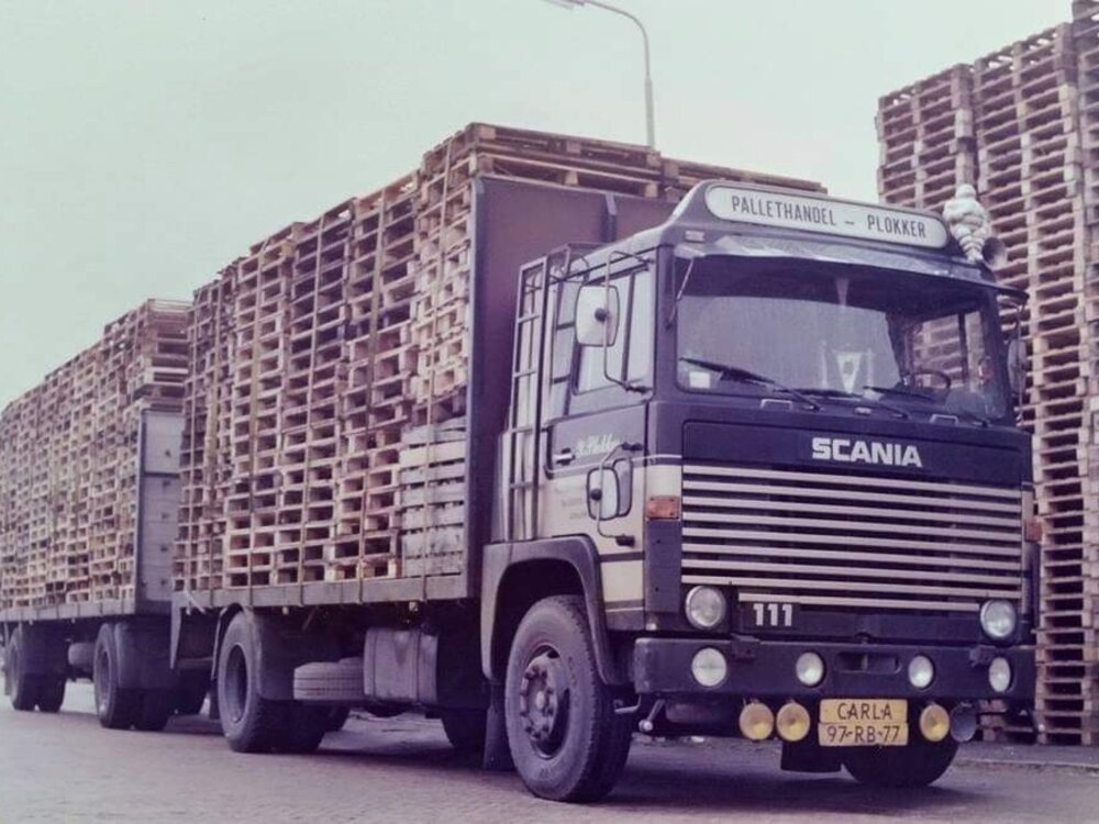 Tekno Tekno Scania 111 motorwagen met 2-as flatbed trailer PLOKKER PALLETS