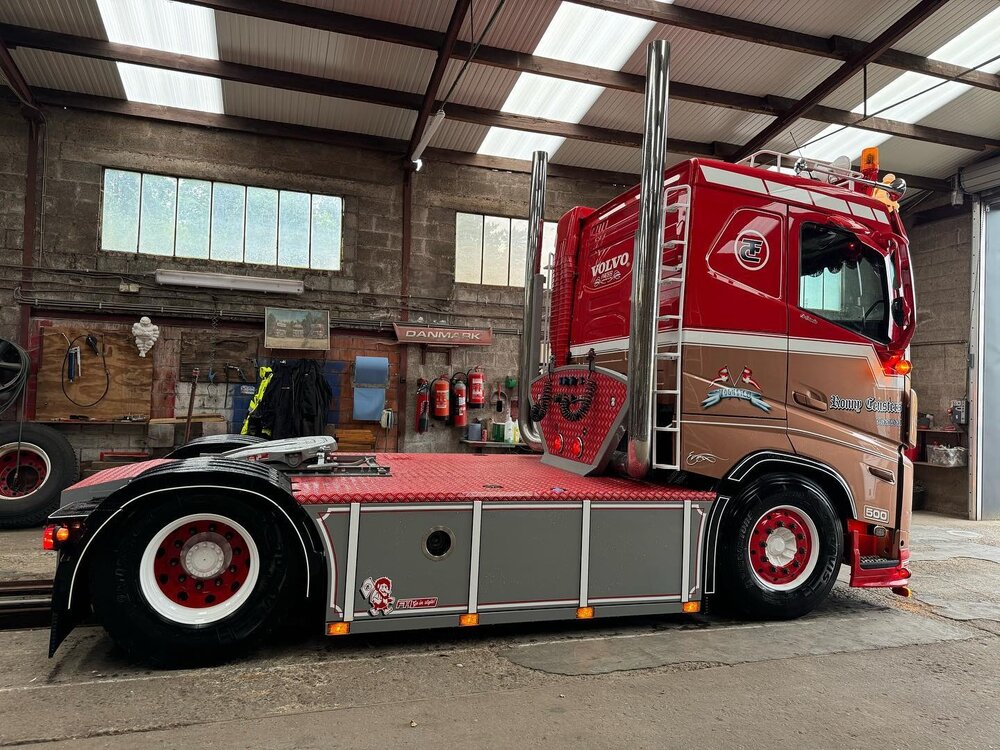 Tekno Tekno Volvo FH05 Laag dak met 3-assige silo oplegger RONNY CEUSTERS