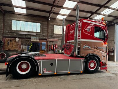 Tekno Tekno Volvo FH05 Laag dak met 3-assige silo oplegger RONNY CEUSTERS