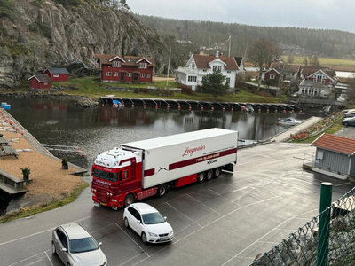 WSI WSI DAF XF 105 Super Space Cab 4x2 with  3-axle reefer trailer LEEGWATER
