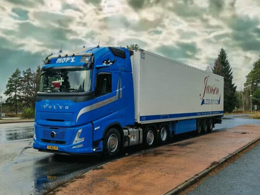 WSI WSI Volvo FH Aero Globetrotter XL 6x2 with 3-axle twin steer reefer trailer JANSEN URK