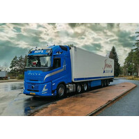 WSI Volvo FH Aero Globetrotter XL 6x2 with 3-axle twin steer reefer trailer JANSEN URK