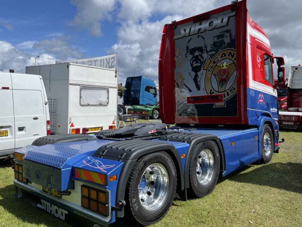 WSI WSI Volvo FH Aero Globetrotter XL 6x2 with 3-axle twin steer reefer trailer JANSEN URK