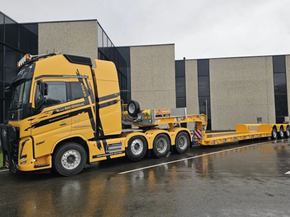 WSI WSI Volvo FH5 Globetrotter XL 8x4 met 3-assige euro dieplader L.A. VAN ROOZENDAAL