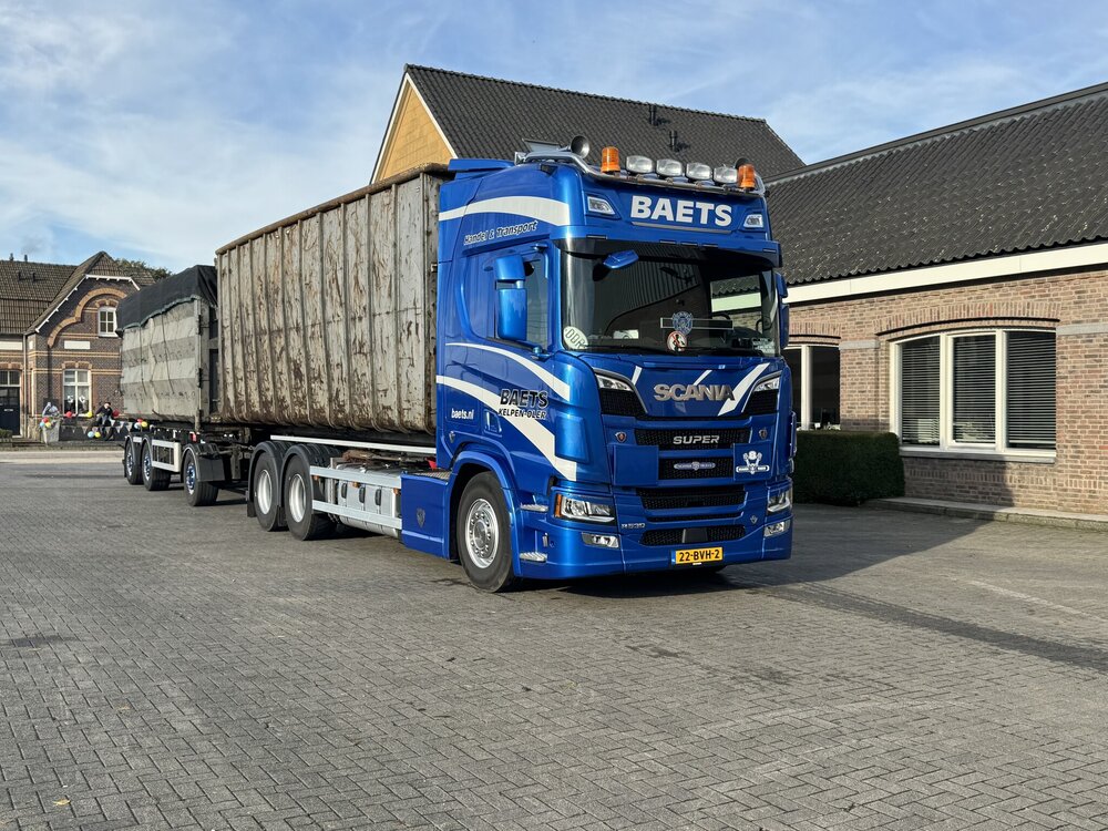Tekno Tekno Scania Next Gen R530 motorwagen met NCH en widespread container aanhanger BAETS