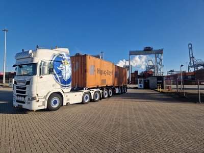 Tekno Tekno Scania Next Gen R530 with 5-axle container chassis + 2x20ft. container SNEEPELS